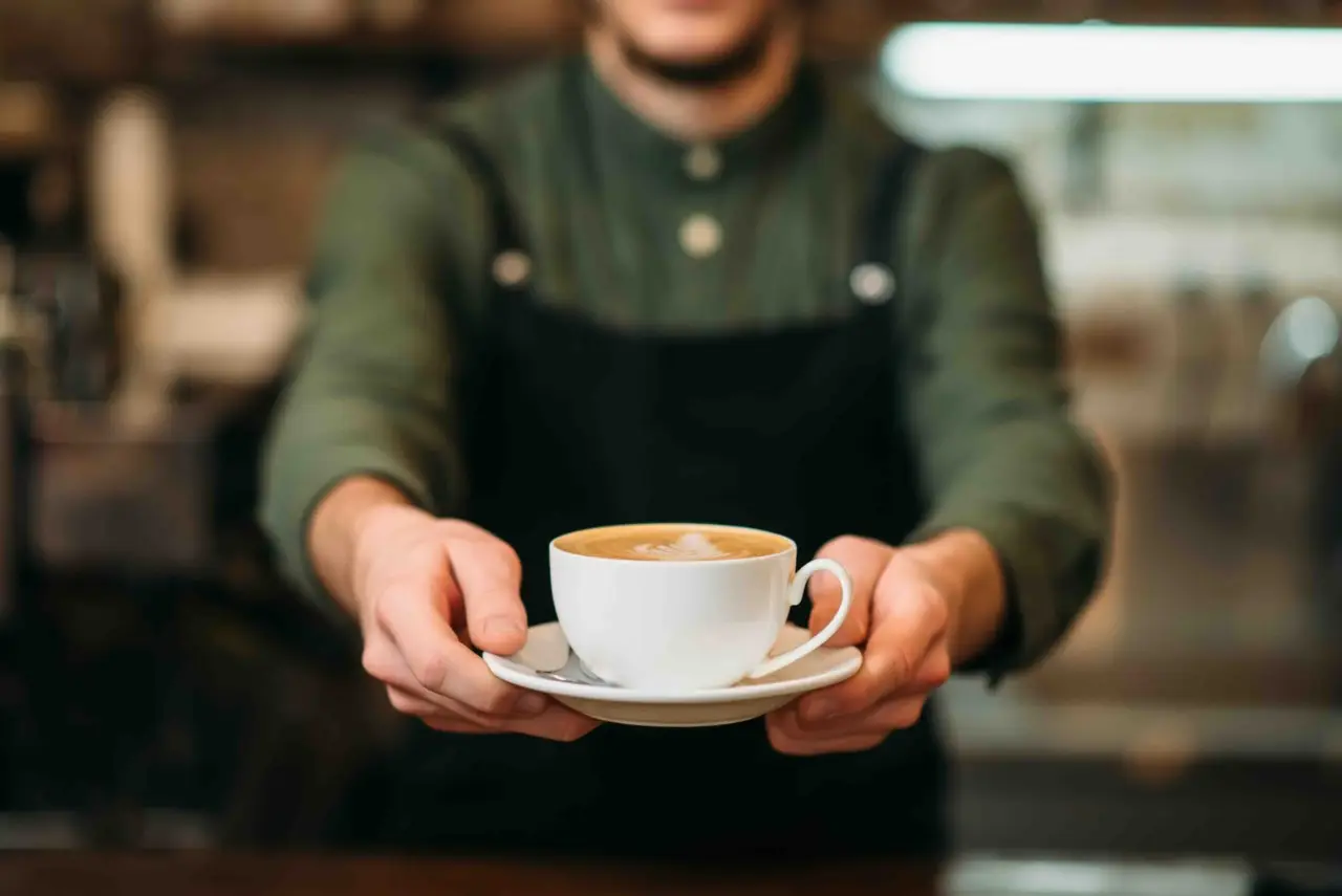 Quanto guadagna un barista in Italia nel 2025? Ecco la cifra media mensile