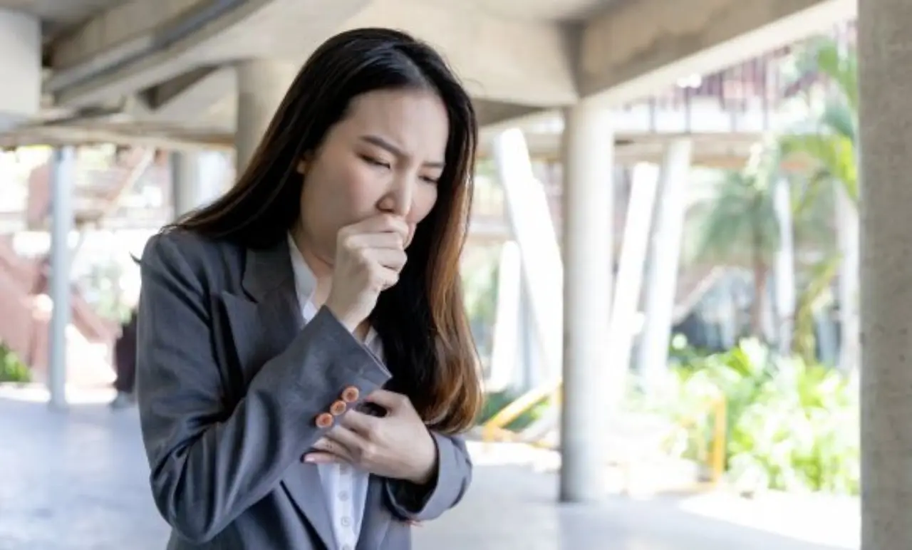 Ti svegli di notte con tosse o bruciore? Potrebbe essere reflusso notturno: attento a questi sintomi